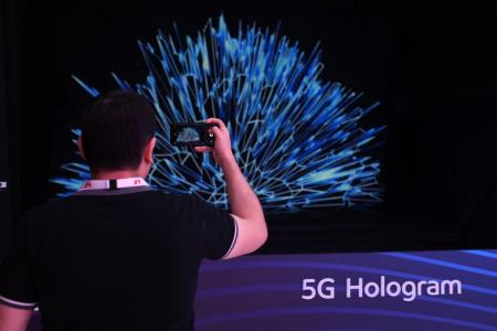 ZTE & Du Demonstrate 5G Live Hologram For 1st Time In MENA Region