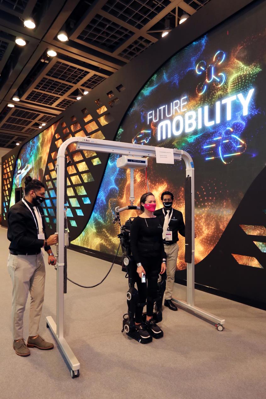 5G Powered Robots Impress Visitors On Etisalat Stand